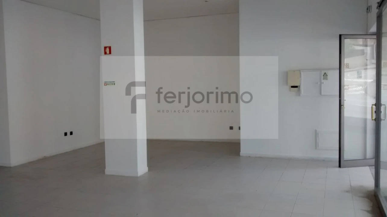 Loja para Arrendamento em Mesão Frio Foto 3