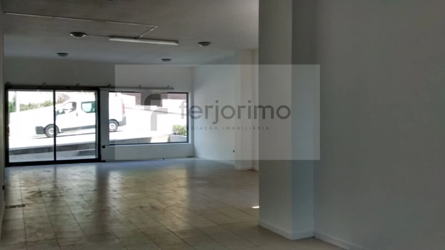 Loja para Arrendamento em Mesão Frio Foto 2