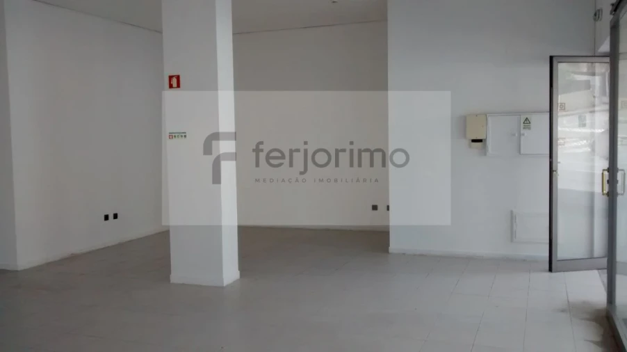 Loja para Arrendamento em Mesão Frio Foto 3