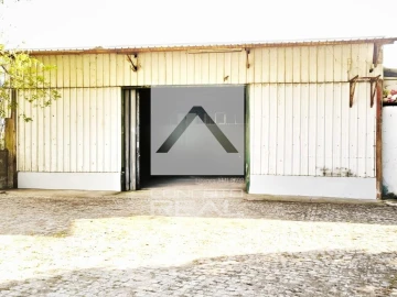 Armazém para Arrendamento em Lordelo