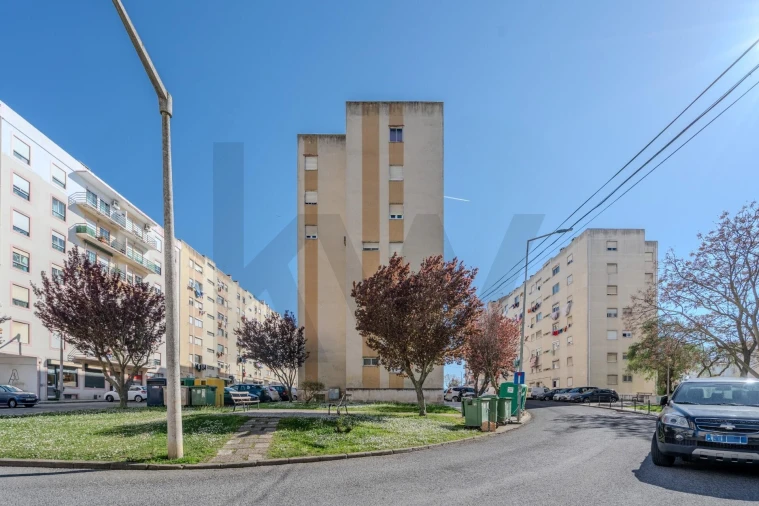 Apartamento T2 para Venda em Carregado e Cadafais Foto 33