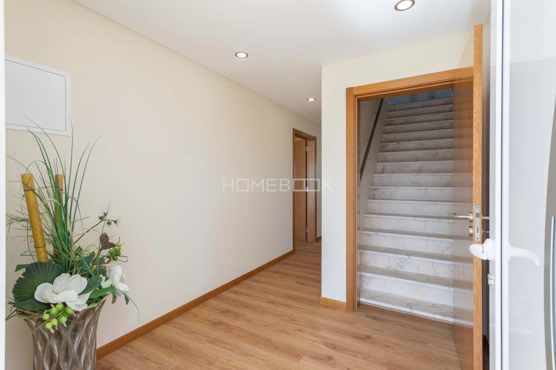 Moradia T4 para Venda em Igreja Nova e Cheleiros Foto 5