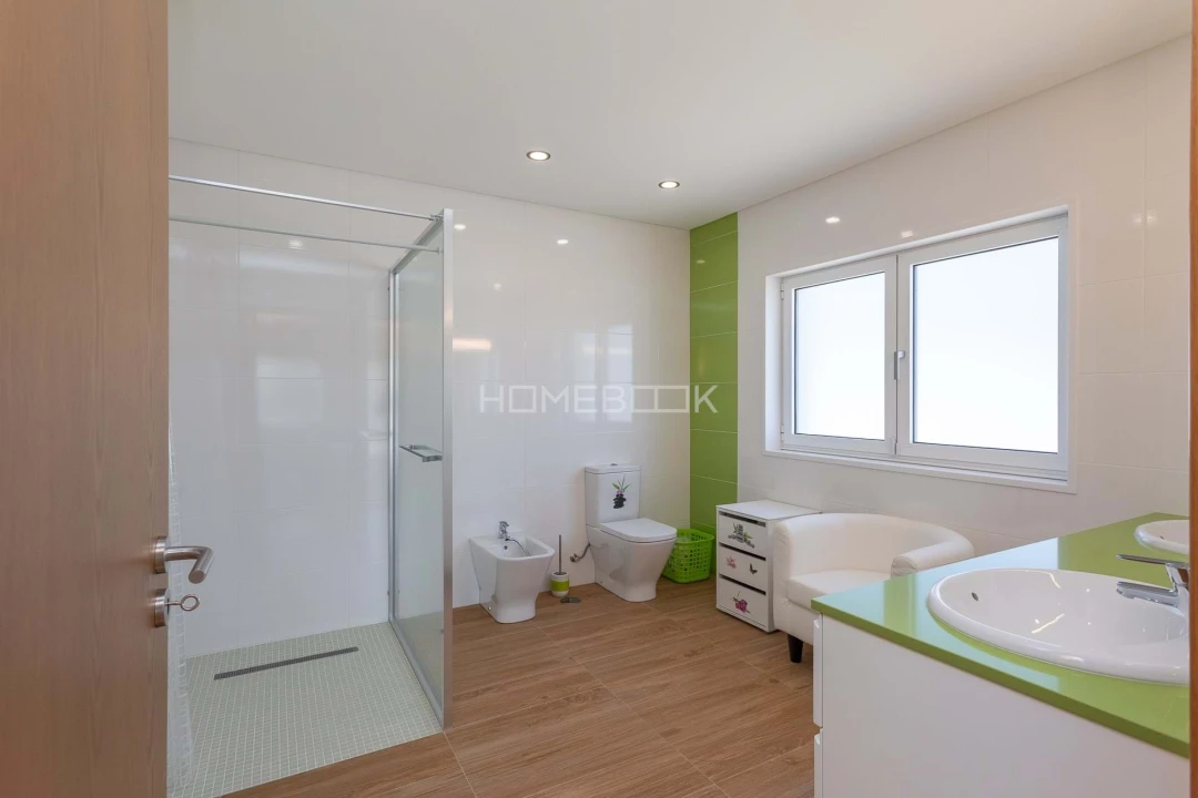 Moradia T4 para Venda em Igreja Nova e Cheleiros Foto 32