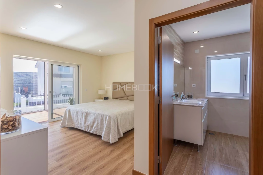 Moradia T4 para Venda em Igreja Nova e Cheleiros Foto 6