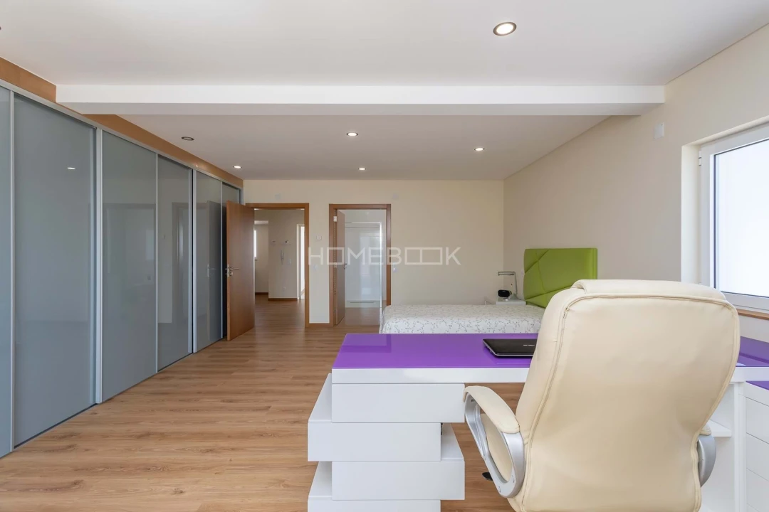 Moradia T4 para Venda em Igreja Nova e Cheleiros Foto 28