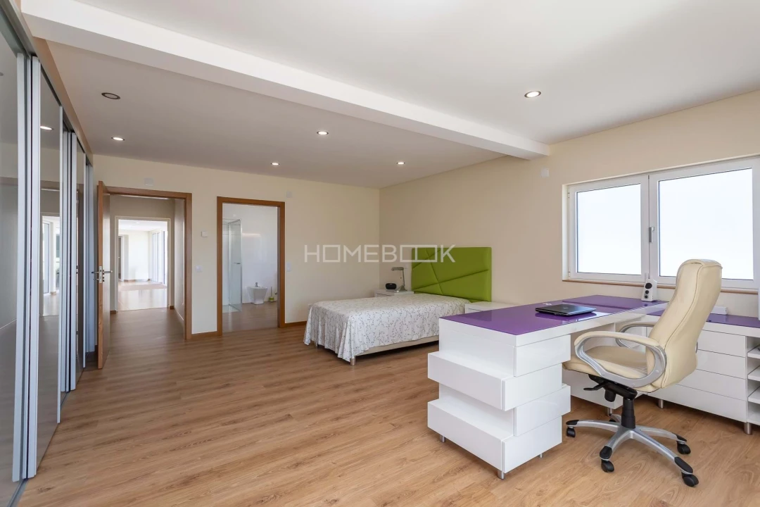 Moradia T4 para Venda em Igreja Nova e Cheleiros Foto 27