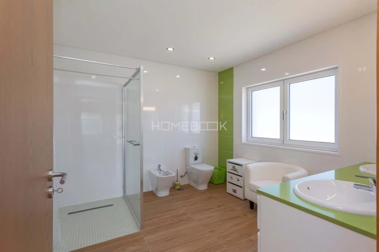 Moradia T4 para Venda em Igreja Nova e Cheleiros Foto 32