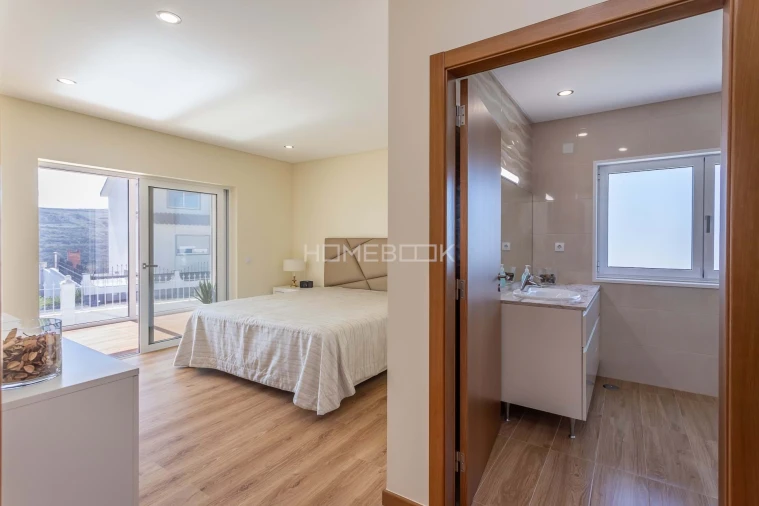 Moradia T4 para Venda em Igreja Nova e Cheleiros Foto 6