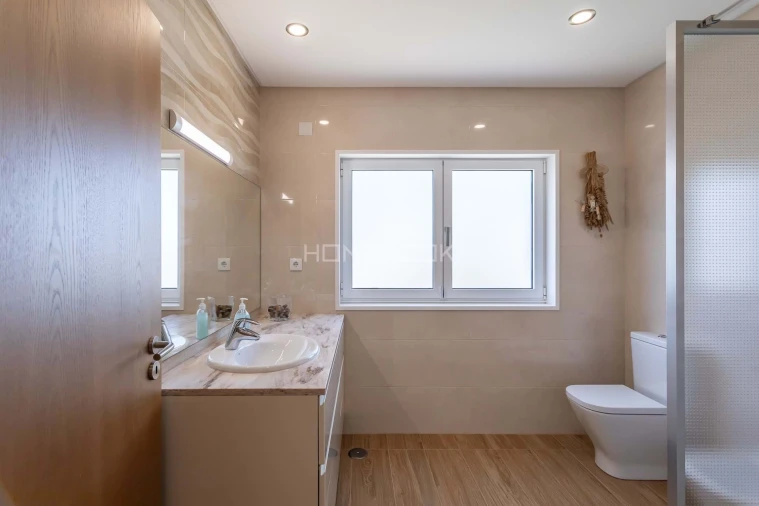 Moradia T4 para Venda em Igreja Nova e Cheleiros Foto 12