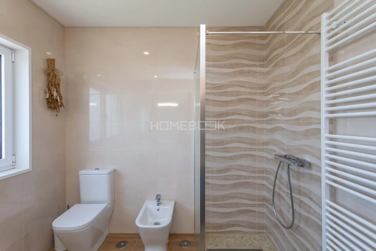 Moradia T4 para Venda em Igreja Nova e Cheleiros Foto 13