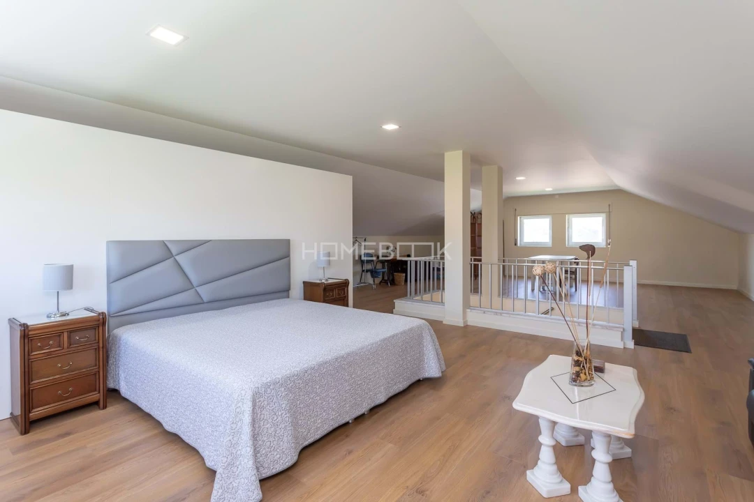 Moradia T4 para Venda em Igreja Nova e Cheleiros Foto 49