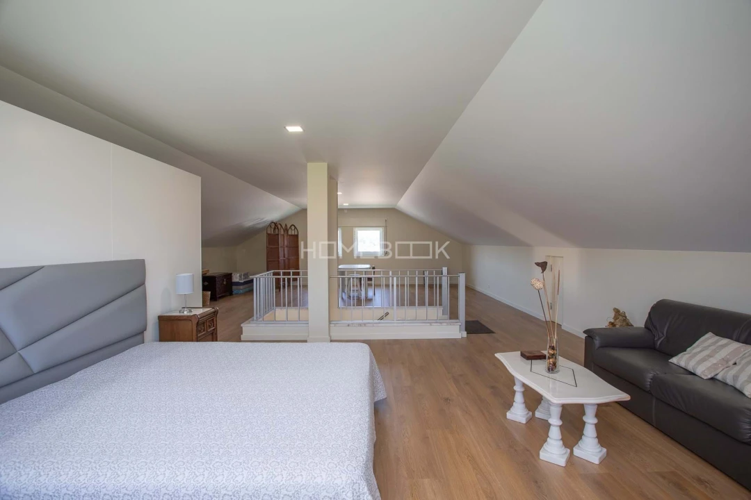 Moradia T4 para Venda em Igreja Nova e Cheleiros Foto 46