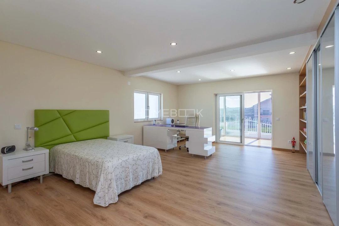 Moradia T4 para Venda em Igreja Nova e Cheleiros Foto 25