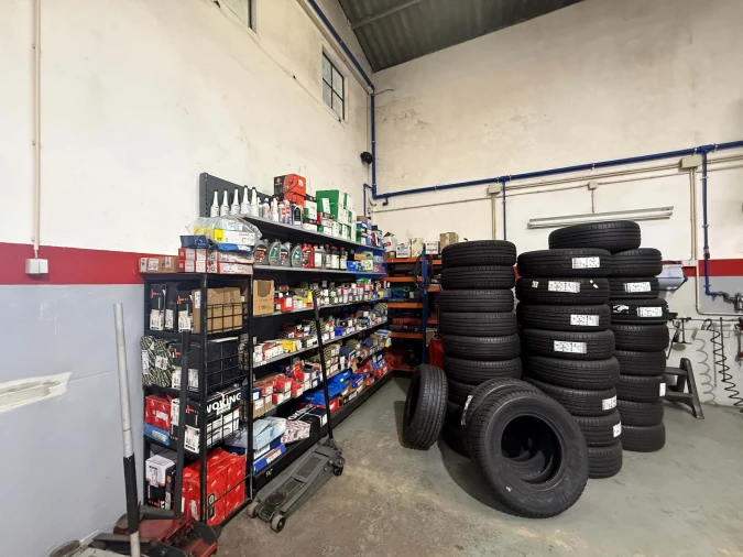 Armazém para Trespasse em Usseira Foto 29