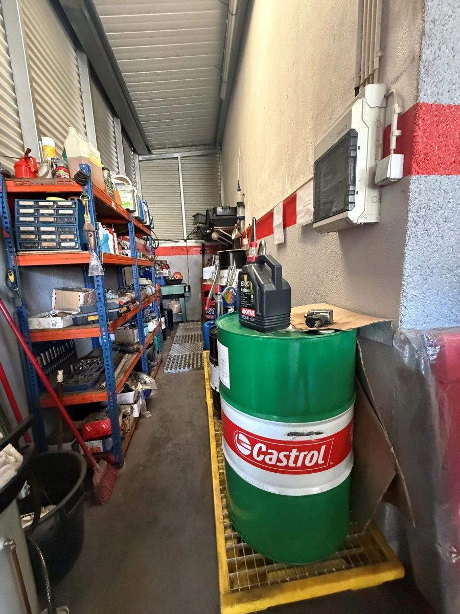 Armazém para Trespasse em Usseira Foto 38