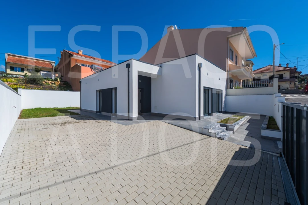 Moradia T2 para Venda em Mina de Água Foto 1