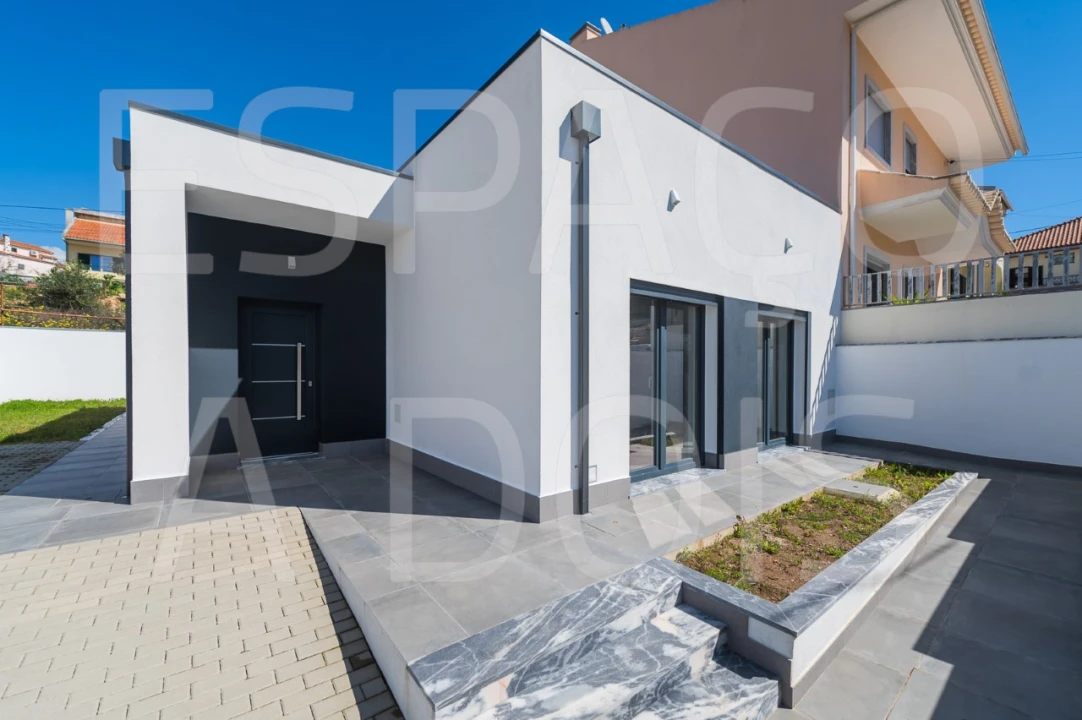 Moradia T2 para Venda em Mina de Água Foto 4