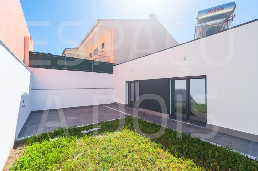 Moradia T2 para Venda em Mina de Água Foto 8