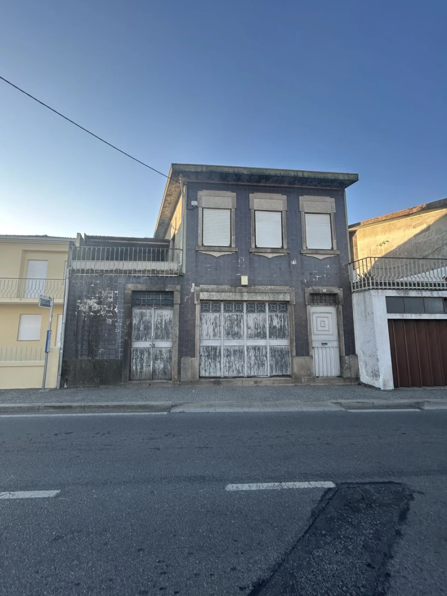 Loja para Venda em Milheiros Foto 1