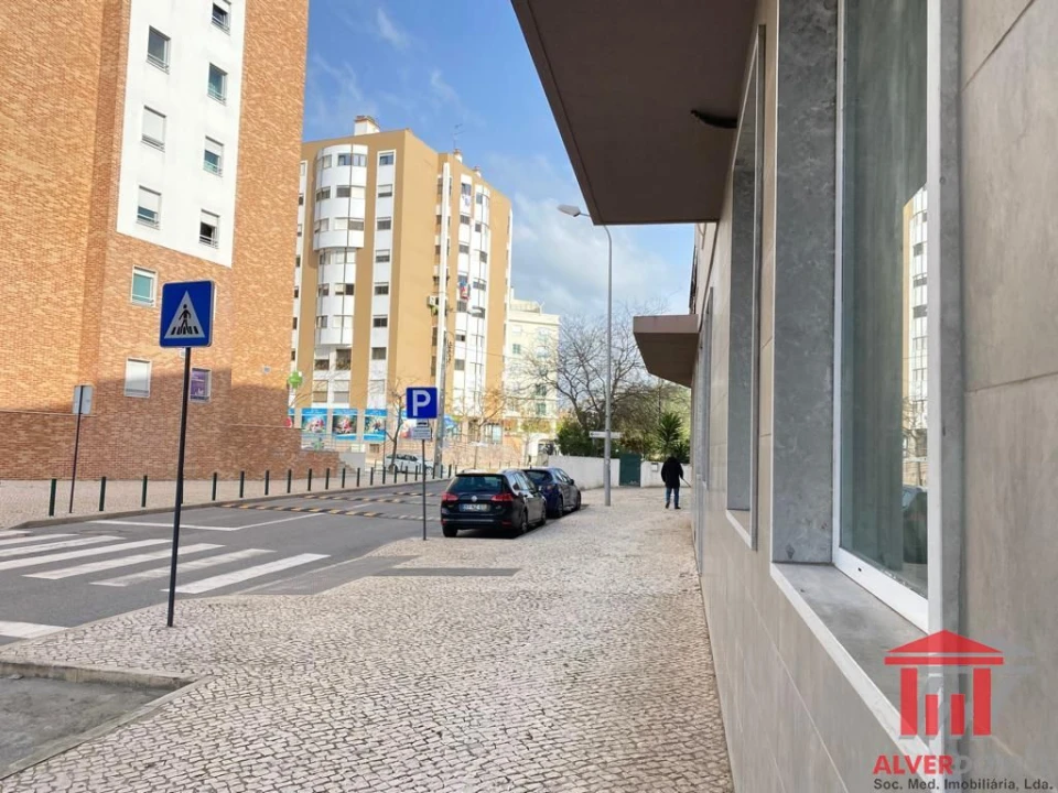 Loja para Arrendamento em Santa Clara Foto 2