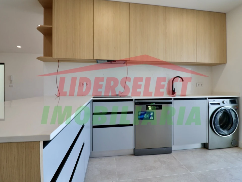 Apartamento T2 para Venda em Santa Maria, São Pedro e Matacães Foto 4