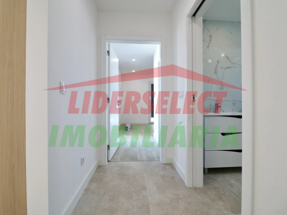 Apartamento T2 para Venda em Santa Maria, São Pedro e Matacães Foto 10