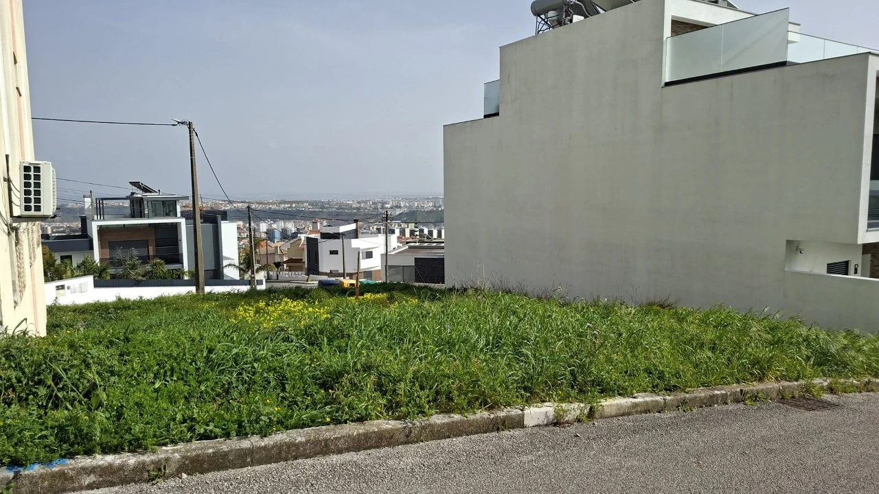 Terreno para Venda em Pontinha e Famões Foto 1