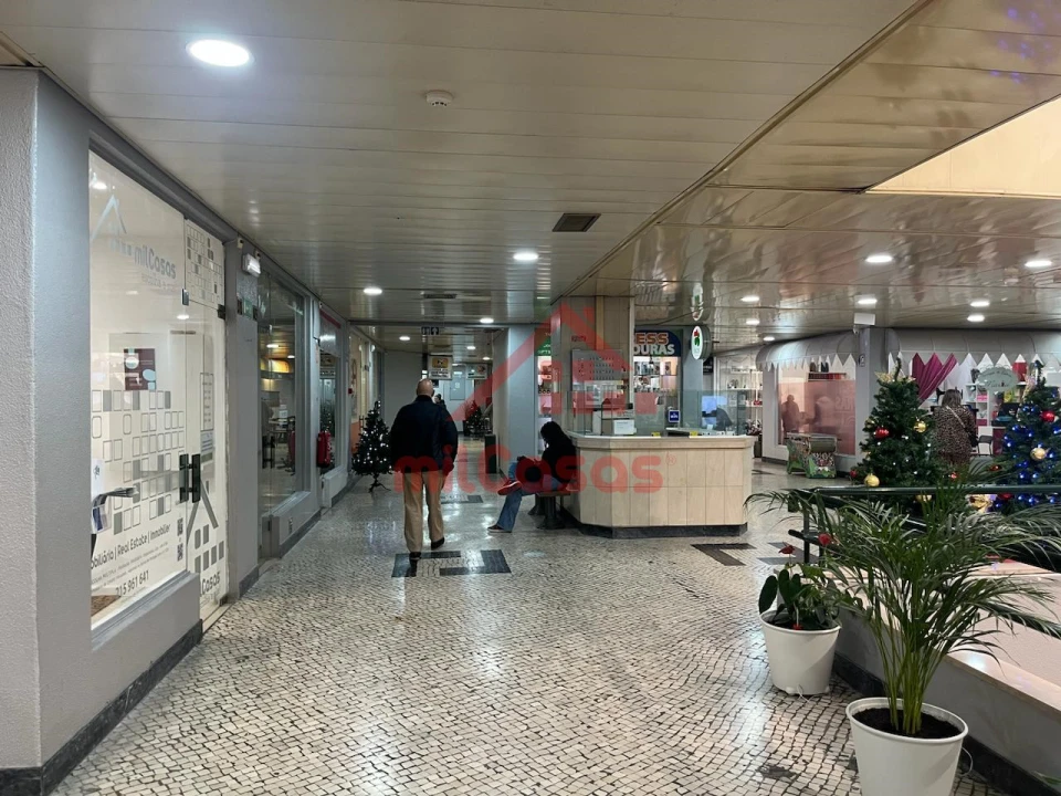 Loja para Arrendamento em Lumiar Foto 14