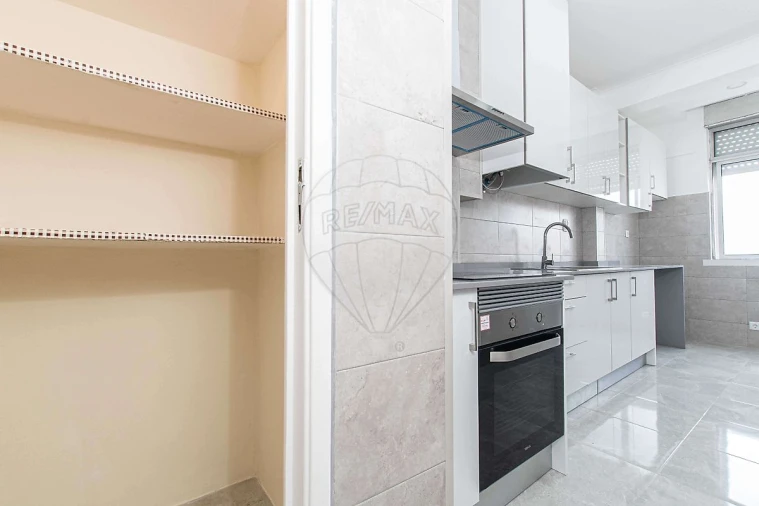 Apartamento T2 para Arrendamento em Águas Livres