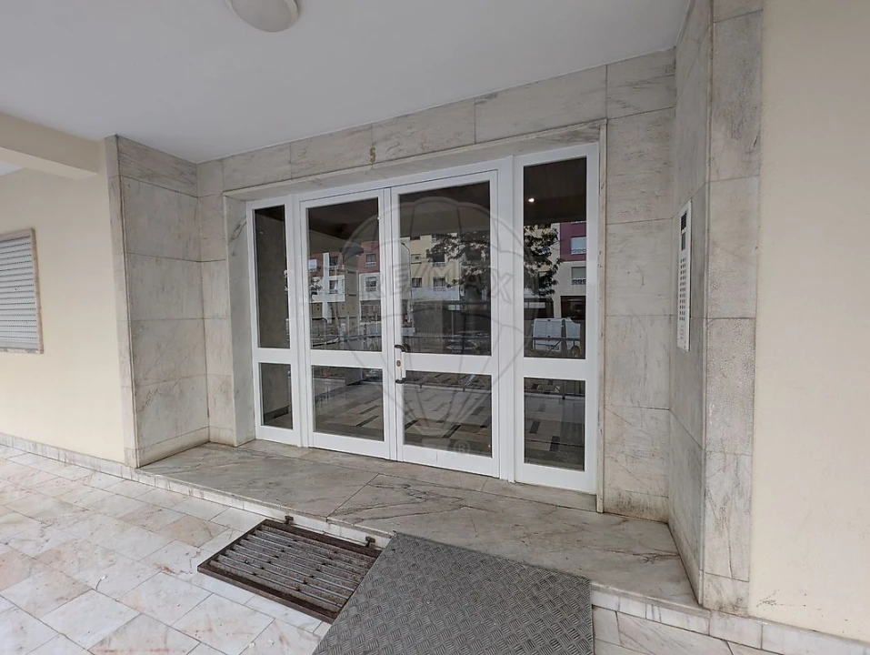 Apartamento T2 para Venda em Algueirão-Mem Martins Foto 2