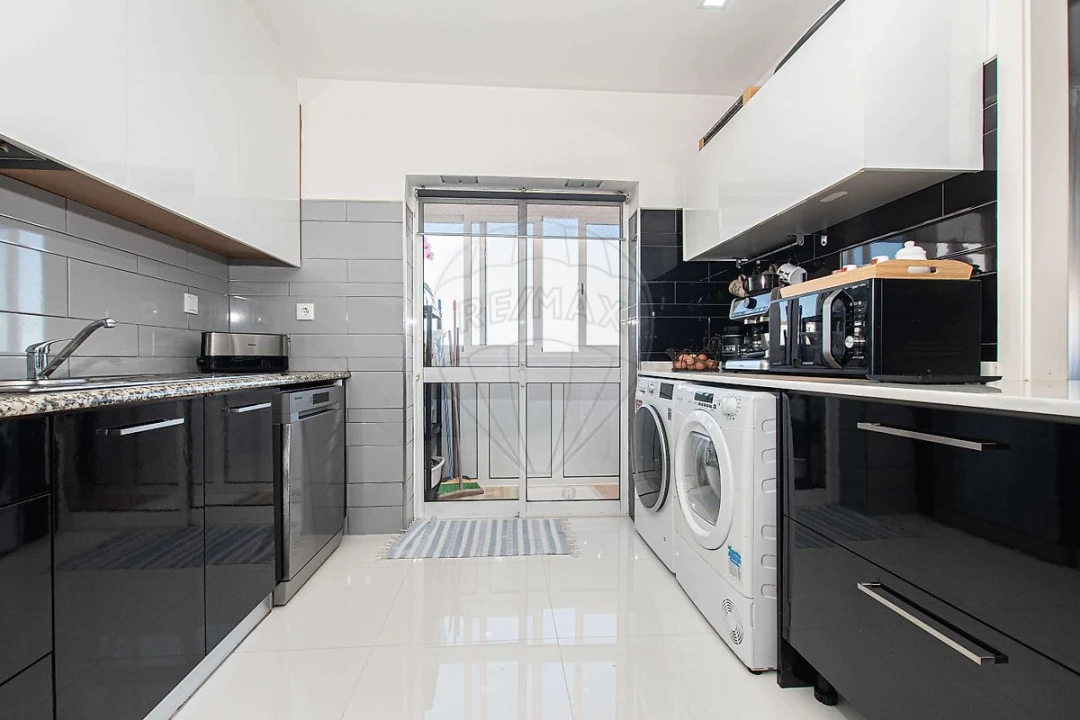 Apartamento T2 para Venda em Carregado e Cadafais Foto 8