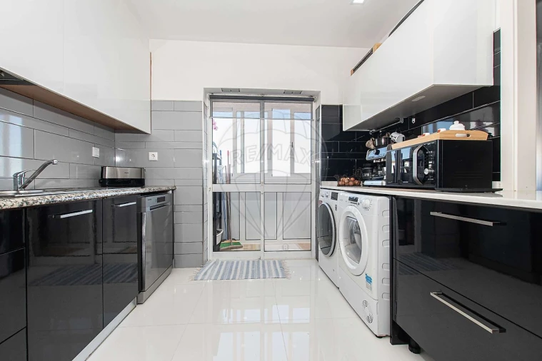 Apartamento T2 para Venda em Carregado e Cadafais Foto 8