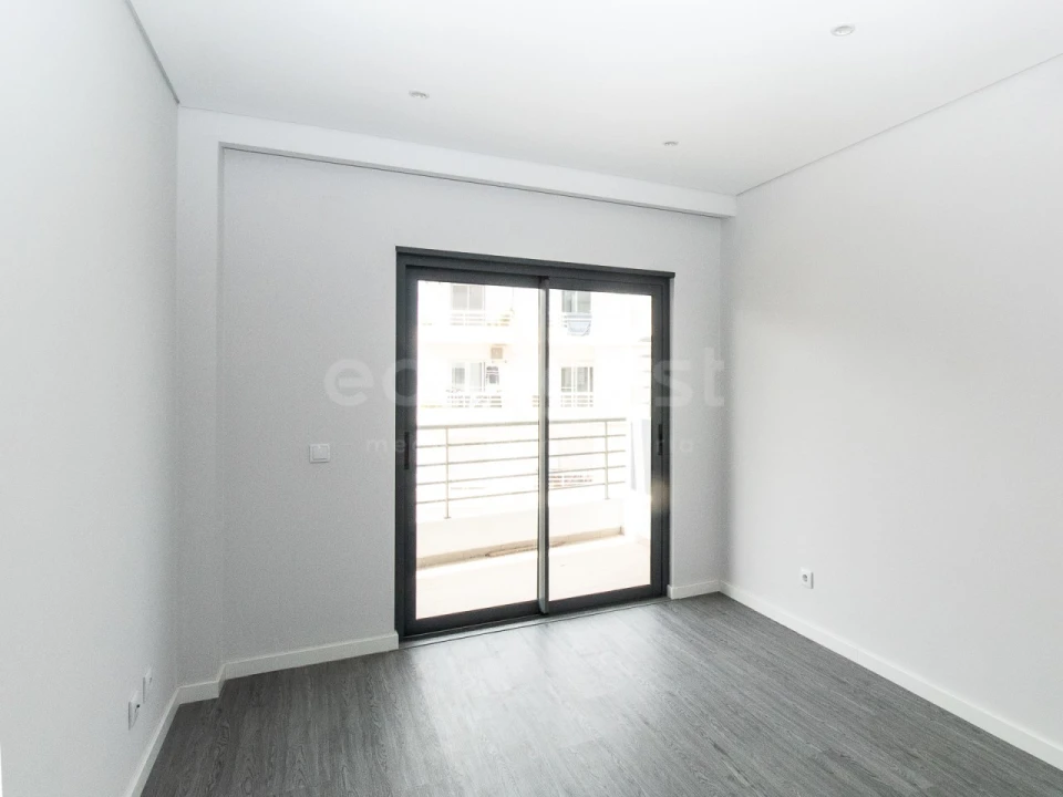 Apartamento T3 para Venda em Quelfes Foto 27