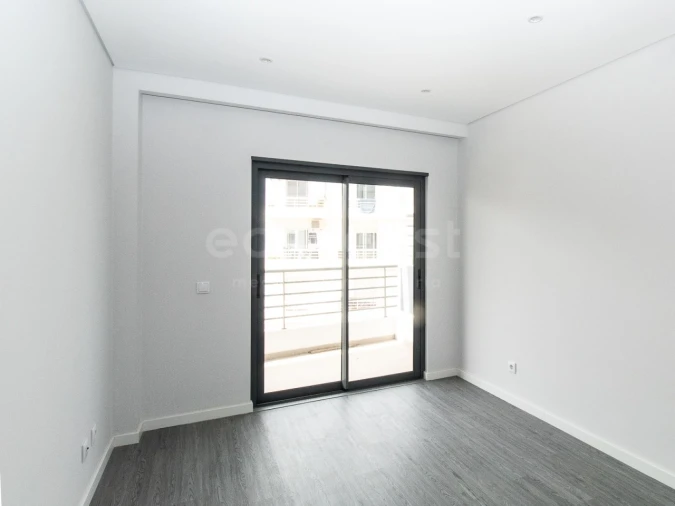 Apartamento T3 para Venda em Quelfes Foto 27