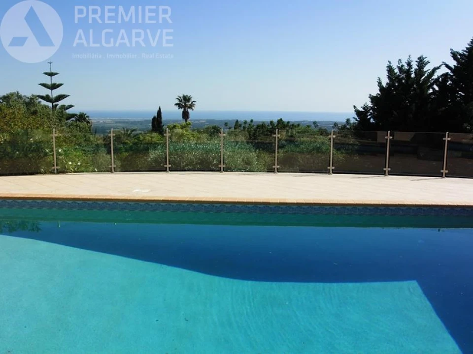 Moradia T4 para Venda em Santa Barbara de Nexe Foto 2