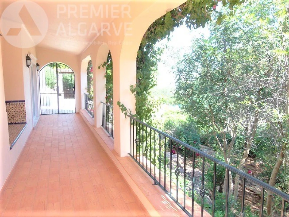 Moradia T4 para Venda em Santa Barbara de Nexe Foto 5