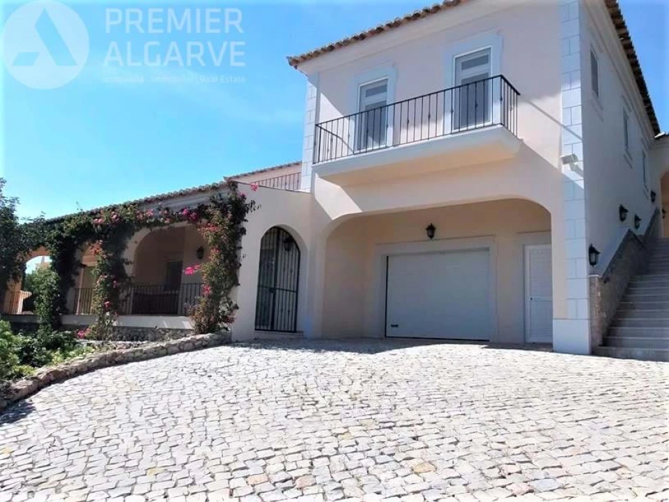 Moradia T4 para Venda em Santa Barbara de Nexe Foto 1