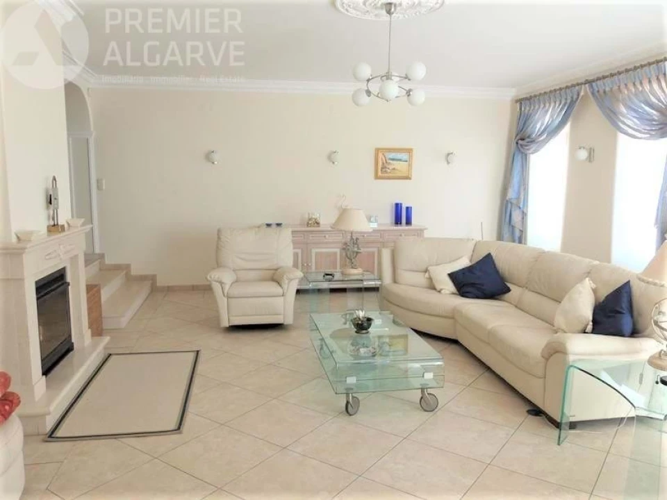 Moradia T4 para Venda em Santa Barbara de Nexe Foto 6