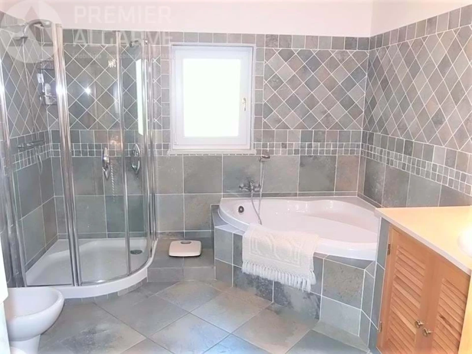 Moradia T4 para Venda em Santa Barbara de Nexe Foto 16