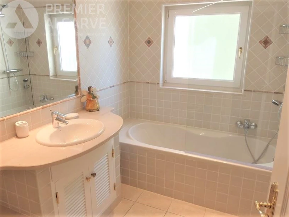 Moradia T4 para Venda em Santa Barbara de Nexe Foto 19