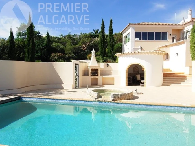 Moradia T4 para Venda em Santa Barbara de Nexe Foto 3