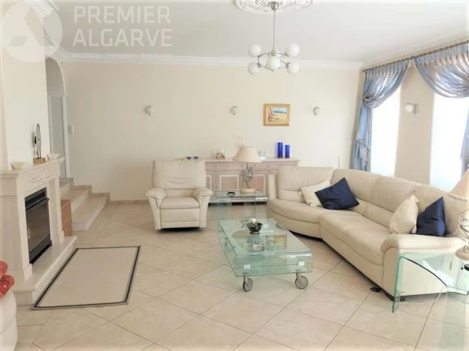 Moradia T4 para Venda em Santa Barbara de Nexe Foto 6