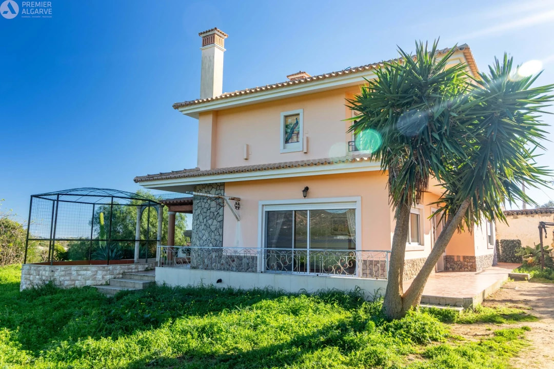 Moradia T4 para Venda em Santa Barbara de Nexe Foto 2