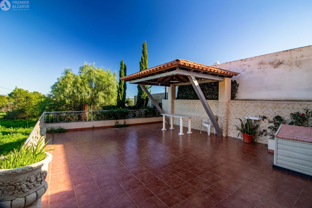 Moradia T4 para Venda em Santa Barbara de Nexe Foto 10