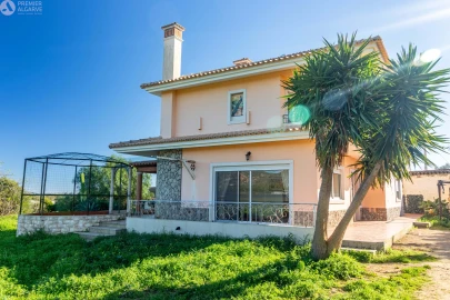 Moradia T4 para Venda em Santa Barbara de Nexe