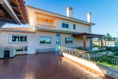 Moradia T4 para Venda em Santa Barbara de Nexe