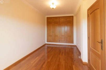 Moradia T4 para Venda em Santa Barbara de Nexe