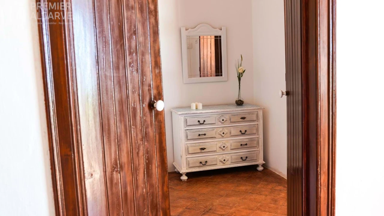 Moradia T6 para Venda em Santa Barbara de Nexe Foto 9