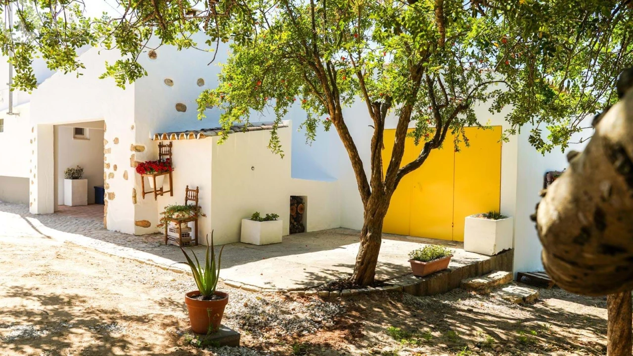 Moradia T6 para Venda em Santa Barbara de Nexe Foto 57