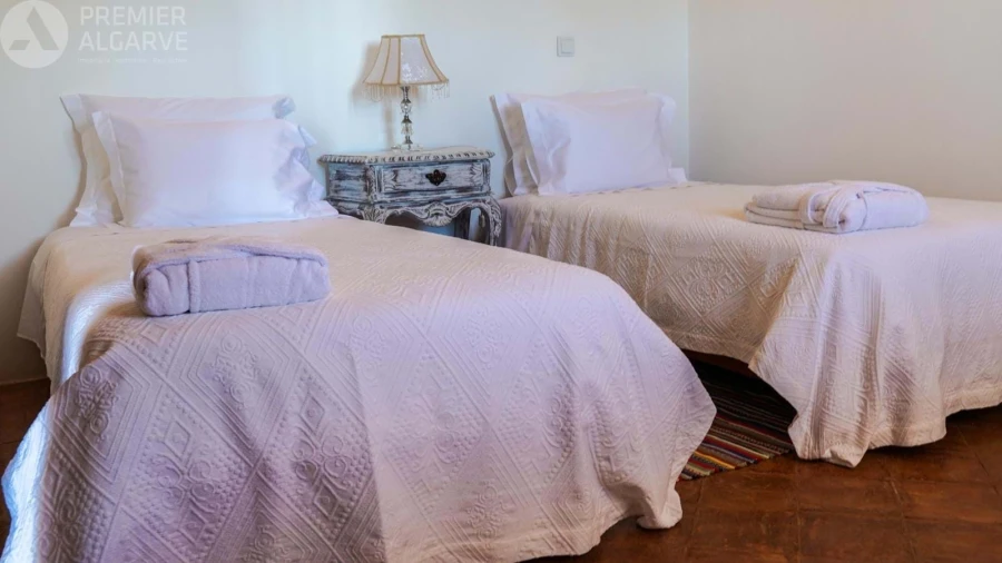 Moradia T6 para Venda em Santa Barbara de Nexe Foto 8